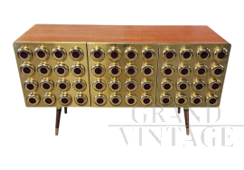 Credenza a tre ante in ottone con inserti circolari in vetro rosso