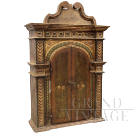 Credenzina stipo pensile antico del '700 laccato e dipinto                            