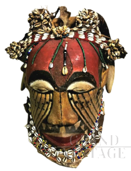 Maschera africana antica con perline e pelle di leopardo, Zaire