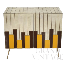 Mobile a due ante in vetro colorato e pergamena naturale                            