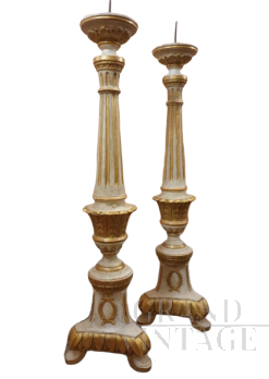 Coppia di candelieri in legno laccati e dorati