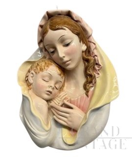 Scultura da parete con Vergine e Bambino in maiolica, anni '50