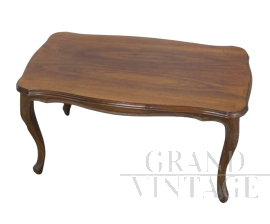 Tavolino da salotto vintage con gambe mosse e intagliate                            