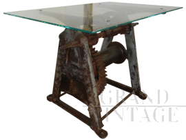 Tavolino stile industriale in ferro anni '40, ricavato da un verricello da porto