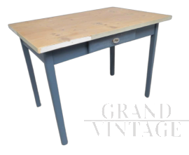 Tavolo vintage in abete laccato azzurro