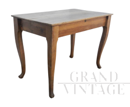 Tavolo vintage in legno di noce con gambe curve, anni '50                            