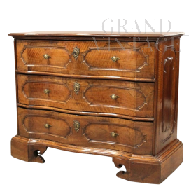 17th century Italian walnut chest of drawers