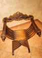 Coppia di sedie Savonarola con intagli di teste di leone                            