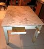 Tavolo da cucina vintage con piano in marmo, cassetto, tagliere e mattarello