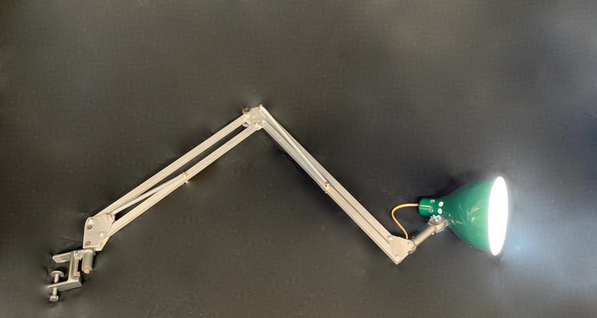 Extendable desk lamp with clamp