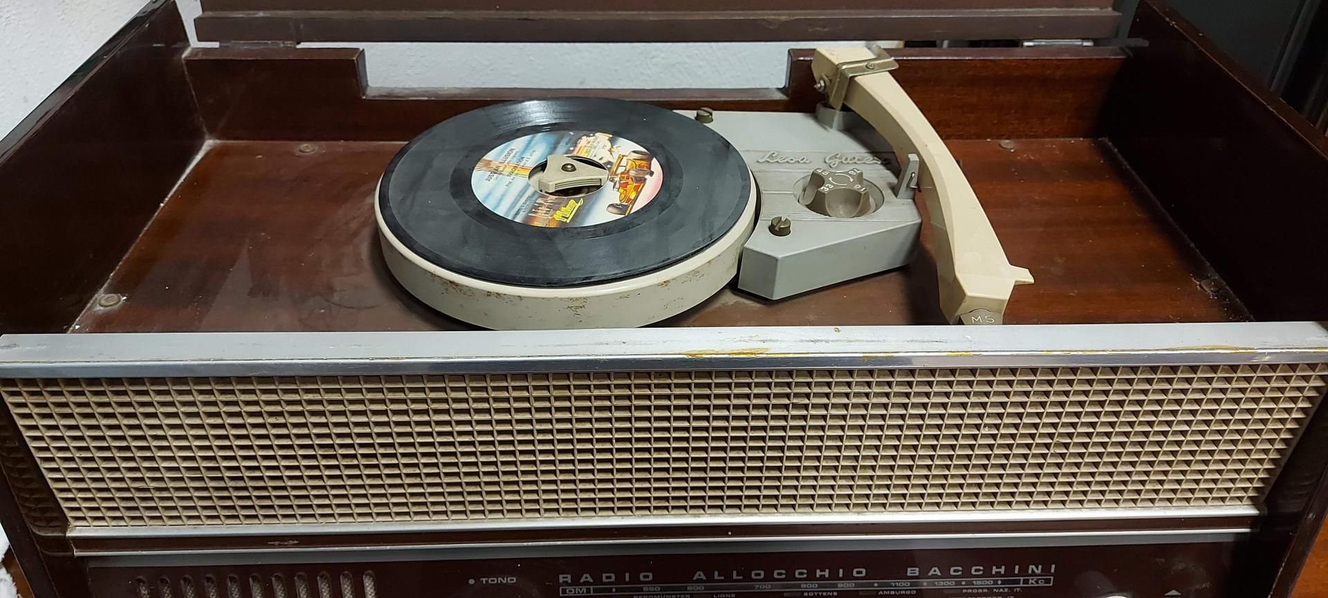 Radio Allocchio Bacchini con giradischi Lesa Grand Vintage