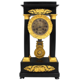 Antico orologio a pendolo portico Impero in legno e bronzo dorato, 1800