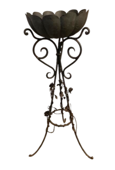 Antico portavasi alto in ferro battuto decorato con rose                            