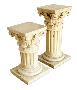 Coppia di colonne in marmo travertino con capitelli in stile Corinzio, Italia anni '40                            