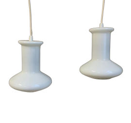 Coppia di lampadari in vetro bianco opalino attribuiti a Holmegaard, Danimarca anni '70                            