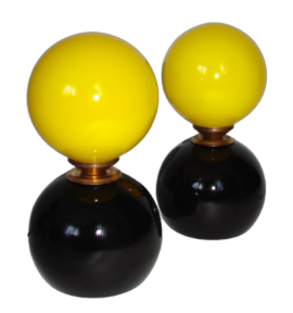 Coppia di lampade da tavolo anni '70 con sfere in vetro giallo                    
                            