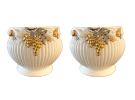 Coppia di vasi vintage tondi in ceramica bianca con uva dorata                            