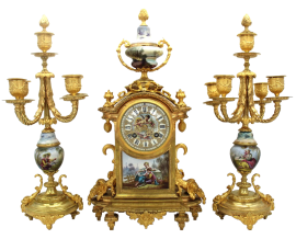 Trittico orologio a pendolo e coppia candelabri in bronzo dorato e porcellana '800