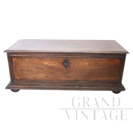 Antique chest in solid walnut from the 17th century