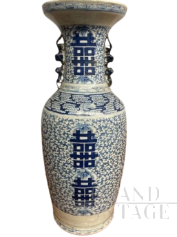 Large antique Chinese vase from the late 19th century with blue decorations
