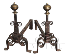 Antica coppia di alari da camino in ferro e ottone del XVIII secolo