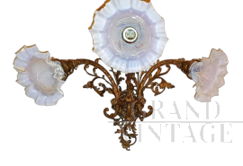 Applique antica in bronzo cesellato con tre luci e tulipes                            