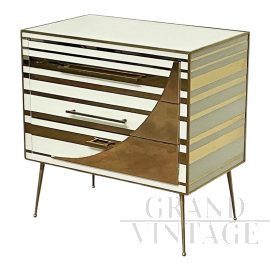 Comò a tre cassetti con geometrie in vetro bianco e oro                            