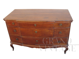 Finely shaped chest of drawers in walnut, from the 18th century
