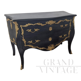 Comò in stile barocco in legno nero con decorazioni in bronzo dorato                            