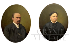 Coppia di dipinti ritratti antichi ovali Lui e Lei della metà dell'800                            