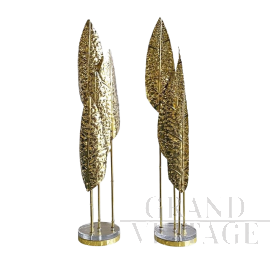 Coppia di grandi lampade con foglie in ottone lucidato                            