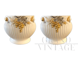 Coppia di vasi vintage tondi in ceramica bianca con uva dorata                            