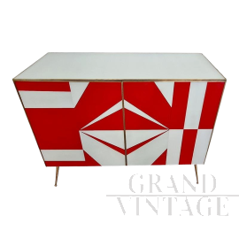 Credenza con geometrie in vetro bianco e rosso                            