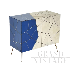 Credenza design rivestita in vetro blu e color pergamena                            