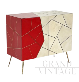 Credenza design rivestita in vetro rosso e color pergamena                            