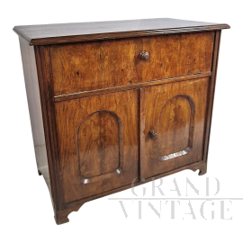 Credenza in stile antico in noce a due ante con vano a ribalta                            