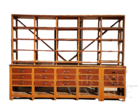 Grande mobile industriale in legno con scaffali e cassetti                            