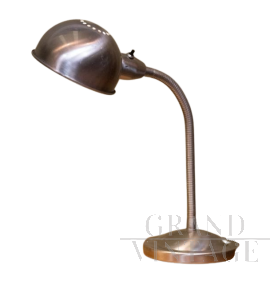 Lampada da tavolo industriale in acciaio satinato                            