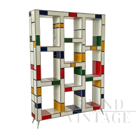 Open bookcase in wood covered in colored glass in Mondrian style