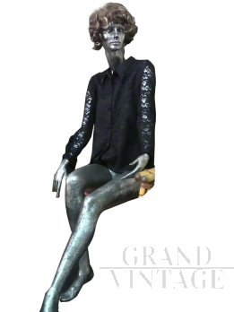 Manichino vintage seduto in plastica argento