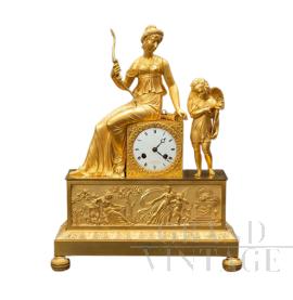 Orologio antico parigina Impero con Diana cacciatrice in bronzo dorato                            