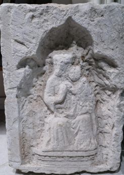 Madonna con bambino in pietra