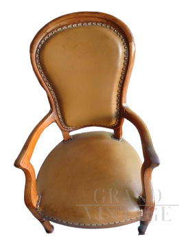 Antique armchair in walnut covered in leather