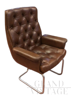 Directional vintage armchair in capitonné leather                        