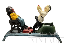 Salvadanaio vintage in ghisa con meccanismo, dipinto a mano                            