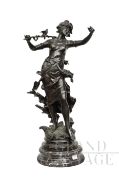 Scultura antica in bronzo patinato raffigurante la Nymphe de Bois