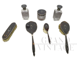 Set da toilette antico con spazzole, specchio e bottiglie in argento e tartaruga                            