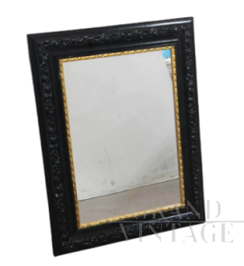 Specchio vintage con cornice intagliata e laccata nera e oro, anni '80                            