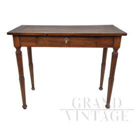 Tavolino da gioco antico in legno con cassetto                            