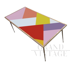 Tavolo design in ottone e vetro colorato a intrecci                            